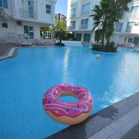 Rey With Big Pool Διαμέρισμα *
